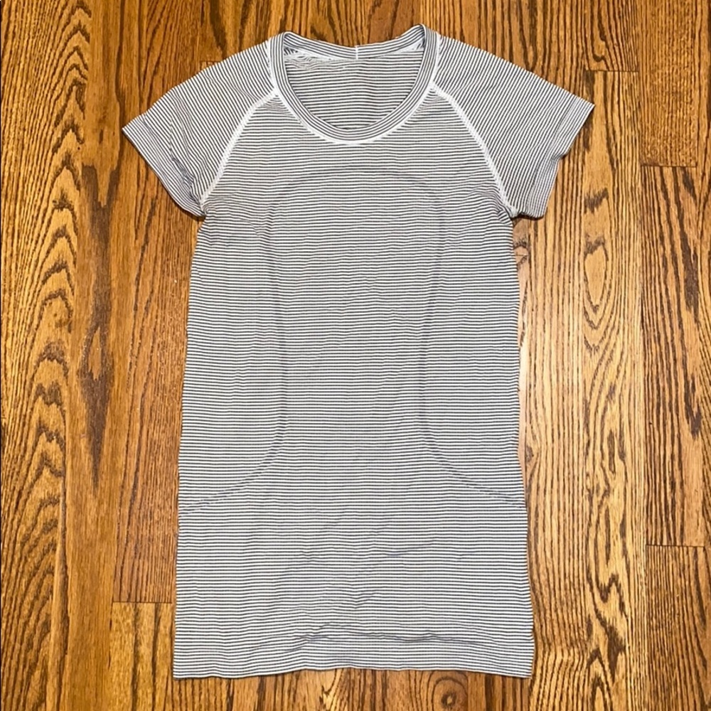 Lululemon Black and white run swiftly shirt size 2